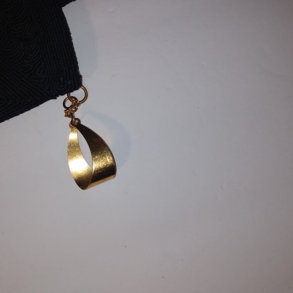 Vintage small black purse with zipper closure. - Picture 4 of 7